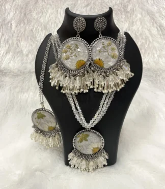 White Floral Daisy Combo Set with Crystal Bits – Gracefully Glowing in Every Detail